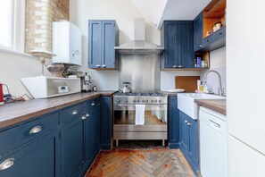 Fridge, oven, stovetop, dishwasher - Tastefully Curated Mezzanine Studio Flat, Hackney (London)