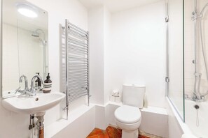 Shower - Tastefully Curated Mezzanine Studio Flat, Hackney (London)