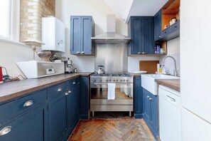 Fridge, oven, stovetop, dishwasher - Tastefully Curated Mezzanine Studio Flat, Hackney (London)