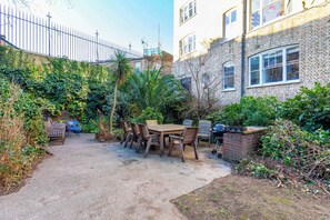 Outdoor dining - Tastefully Curated Mezzanine Studio Flat, Hackney (London)
