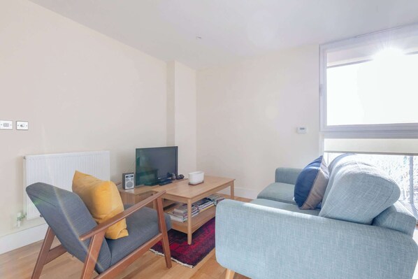 Televisión, estéreo y oficina