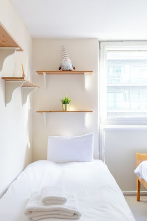 2 Schlafzimmer, Schreibtisch, Bügeleisen/Bügelbrett, Reisekinderbett