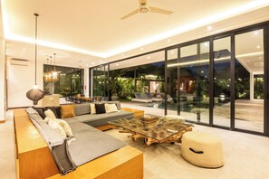 Villa (5 Bedrooms) | Exterior