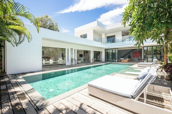 Villa (5 Bedrooms) | Front of property