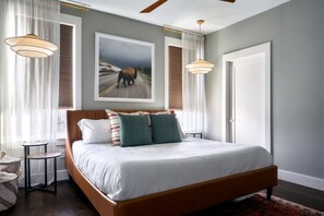 3 bedrooms, desk, iron/ironing board, travel crib