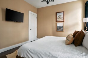 3 bedrooms, desk, iron/ironing board, travel cot