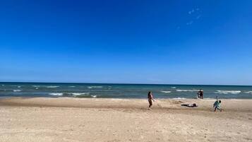 Beach nearby, sun loungers, beach towels