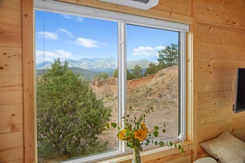 Rainbow TinyHome W View & Hot Tub near Hot Springs