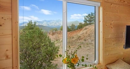 Rainbow TinyHome W View & Hot Tub near Hot Springs