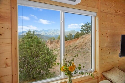 Rio TinyHome w View, Hot Tub 2 miles to Hot Spring