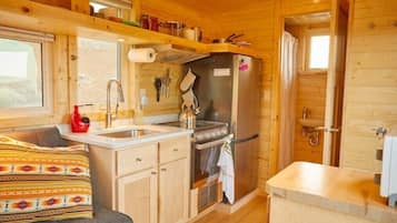 Fridge, oven, stovetop, electric kettle