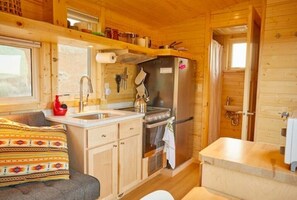 Réfrigérateur, un four, surface de cuisson, bouilloire électrique