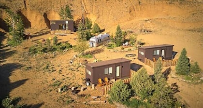 Rio Tiny Home w Mountain View, Hot Tub, 2 miles to Black Rock Hot Springs