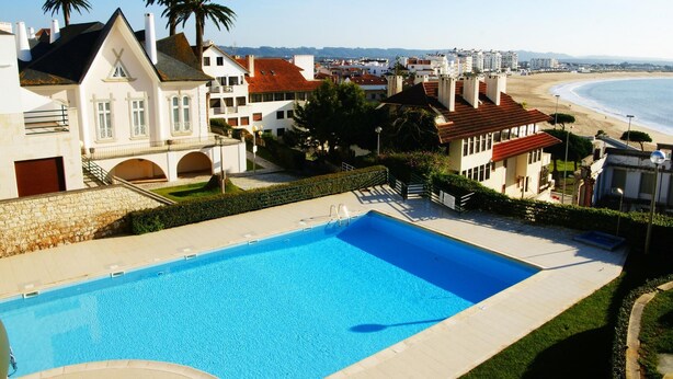 A large swimming pool with a view of the beach and ocean. - Baia - With a bay View (Alcobaça)