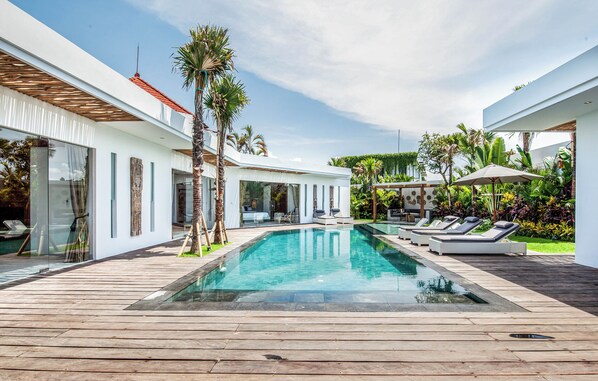 Villa (6 Bedrooms) | Front of property