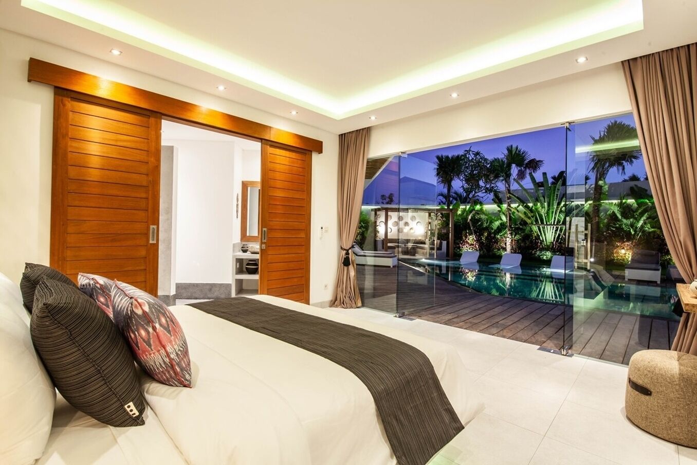 Villa (6 Bedrooms) | Exterior