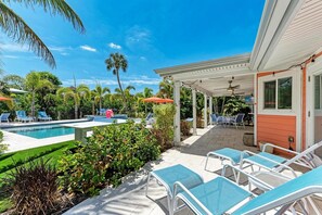 Terrace/patio - Fancy Flamingo: Canal Front, Dock, Heated Pool & Spa by Anna Maria Life Vacation Rentals (Anna Maria)