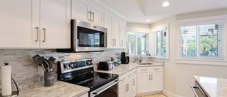 Kylskåp, mikrovågsugn, ugn och spishäll