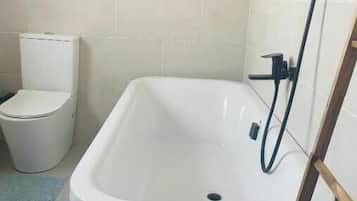 Douche, sĂšche-cheveux, serviettes fournies, savon