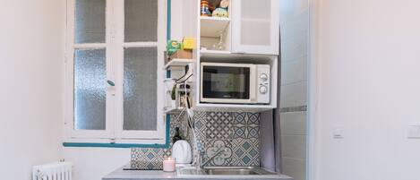 Mikrowelle, Herdplatte, Wasserkocher mit Kaffee-/Teezubehör, Toaster