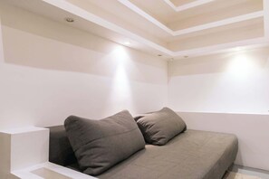 A modern room with a bed, two pillows, and a white ceiling with recessed lighting. - Perfect Studio Getaway for Lovers & Solo Explorers (Paris)