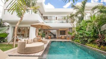 Villa (4 Bedrooms) | Front of property