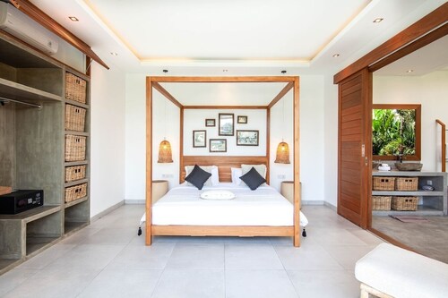 Modern 3BR Villa Center Seminyak Enclosed Living