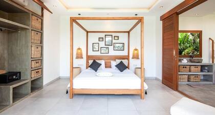 Modern 3BR Villa Center Seminyak Enclosed Living