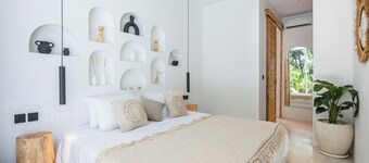 Brand new Luxury 5 br Villa 200m to Brawah Beach