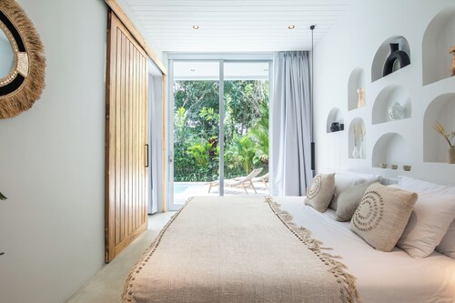 Brand new Luxury 5 br Villa 200m to Brawah Beach