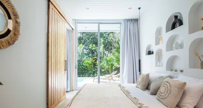 Brand new Luxury 5 br Villa 200m to Brawah Beach