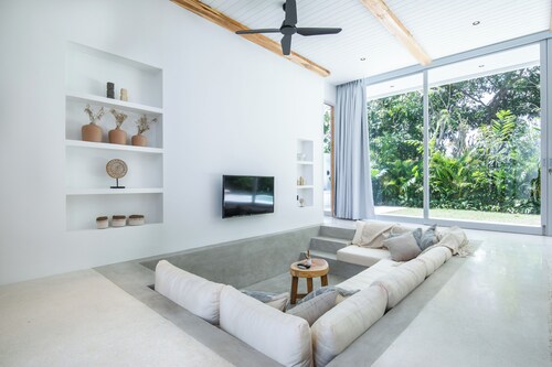 Brand new Luxury 5 br Villa 200m to Brawah Beach