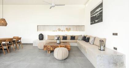 Spectacular 4BR Villa, 400m to Beachfront Elegance