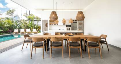 Spectacular 4BR Villa, 400m to Beachfront Elegance