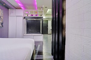 Deluxe Double Room - OYO Life 93120 Apartement Gateway Cicadas By Sarana Cipta Mahakarya (Bandung)