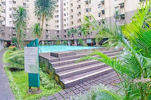 Outdoor pool - OYO Life 93120 Apartement Gateway Cicadas By Sarana Cipta Mahakarya (Bandung)