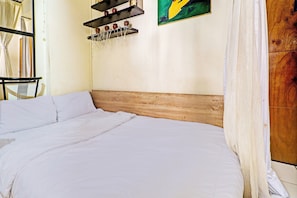 Desk, free WiFi, bed sheets - OYO Life 93120 Apartement Gateway Cicadas By Sarana Cipta Mahakarya (Bandung)