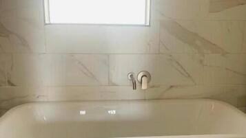 Dusj, hårføner, håndklær og såpe