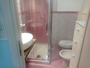 Bruser, hårtørrer, bidet, håndklæder