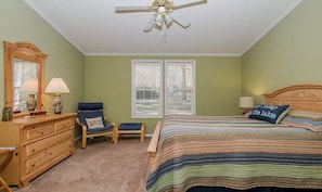 4 bedrooms, desk, free WiFi, bed sheets - Lakefront, Private Dock, Quiet Cove- Lake Gaston-
New Rental as of 2024 (La Crosse)