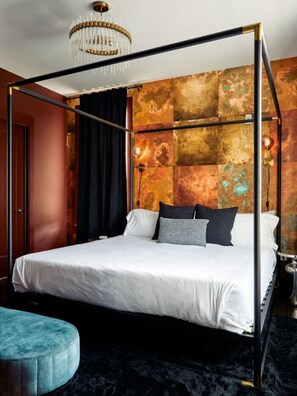 2 chambres, bureau, fer et planche à repasser, lit de bébé portatif