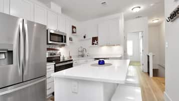 House, Multiple Beds (Waterside Retreat) | Private kitchen