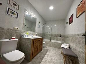 Haartrockner, Bidet, Handtücher, Seife