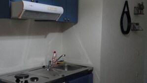 Standard Apartment | Private kitchen | Mini-fridge, stovetop, electric kettle, cookware/dishes/utensils - Romeos Studios  (Chania)
