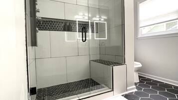 Douche, sĂšche-cheveux, serviettes fournies, savon