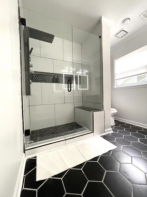 Dusche, Haartrockner, Handtücher, Seife