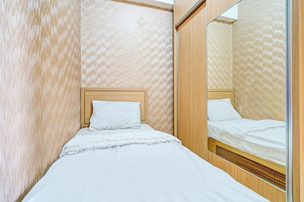 Desk, free WiFi, bed sheets