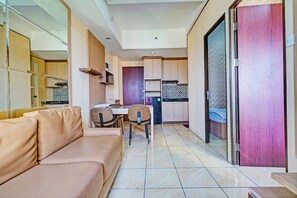 Deluxe Double Room - OYO Life 93170 Apartement Gateway Cicadas By Mr Pro (Bandung)