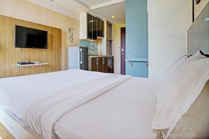 Deluxe Double Room - OYO Life 93170 Apartement Gateway Cicadas By Mr Pro (Bandung)