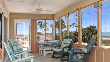 House, Multiple Beds (Summer Breeze) | Interior